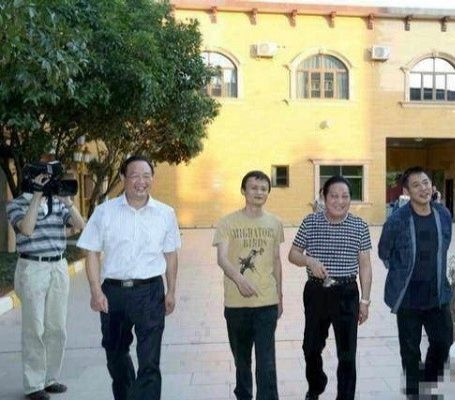 扒一扒气功大师王林的明星好友成龙和王菲与其合照女神王祖贤也在